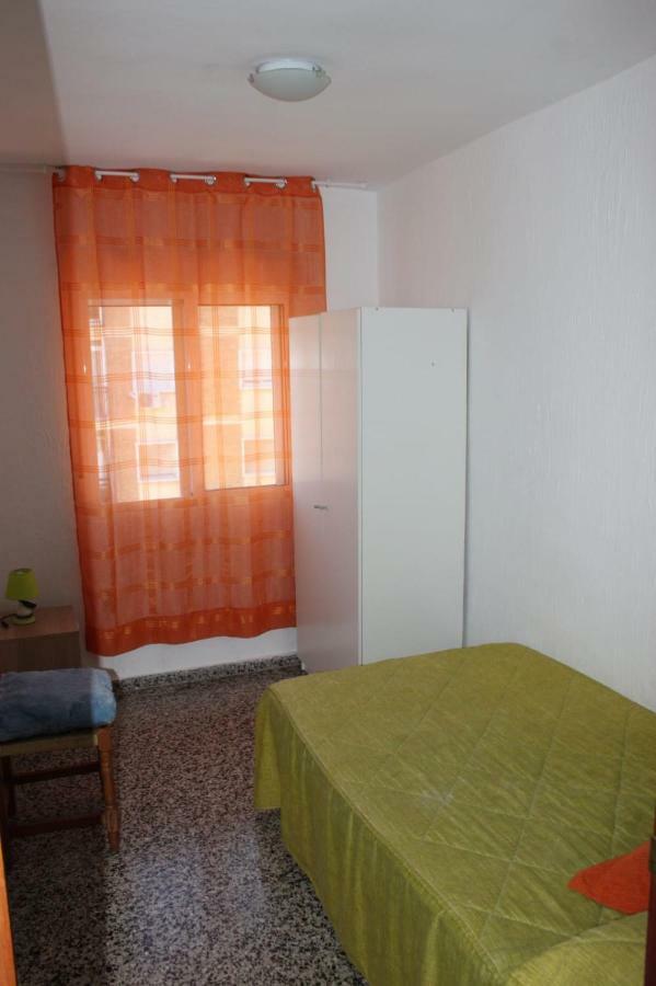 Апартаменты Apartamento Plaza Reina Малага Экстерьер фото